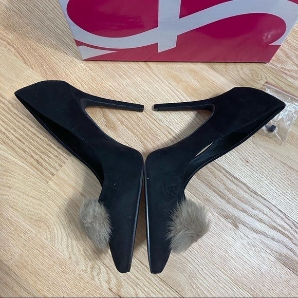 Ashley Stewart Black Pumps Fuzzy Pom Accent NIB 10 - Picture 4 of 6